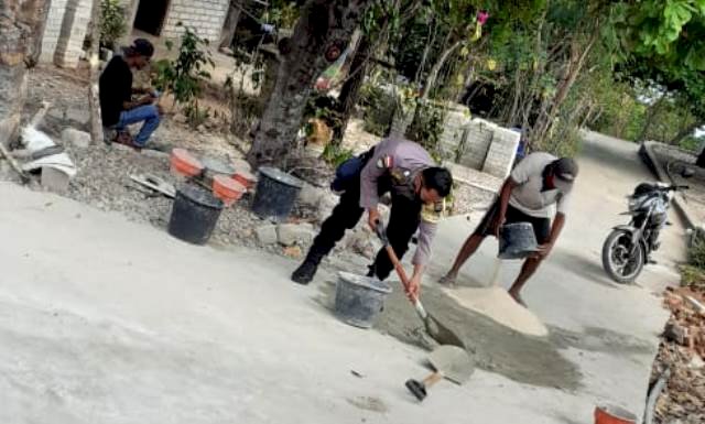 Bangun Kebersamaan, Bhabinkamtibmas Bantu Warga Bangun Posyandu