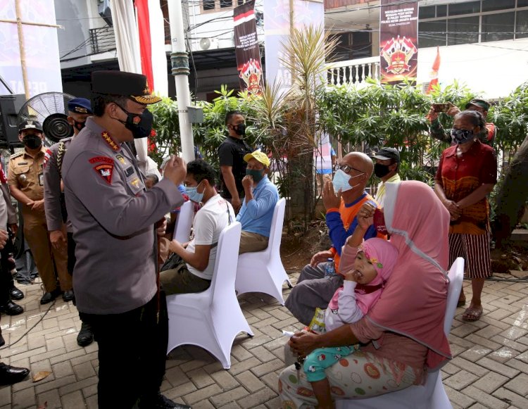 Kapolri Minta Jajaran Terus Bantu Warga dan Gelorakan 'Ayo Pakai Masker dan Ayo Segera Vaksin'