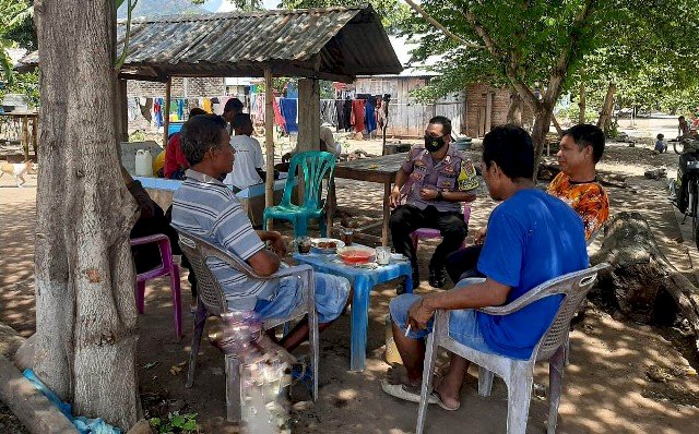 Jalin Kemitraan, Bhabinkamtibmas Lakukan Sambang dan Himbauan Kamtibmas