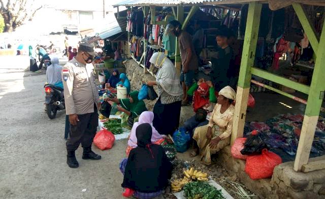 Rutin Patroli Pasar, Bhabinkamtibmas Himbau Kamtibmas dan Terapkan Prokes