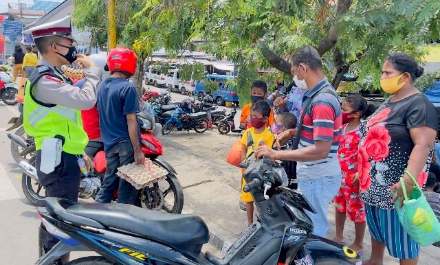 Giat Rutin Lantas, Sat Lantas Polres Flotim Edukasi Tertib Berlalu Lintas Dan Taat Prokes