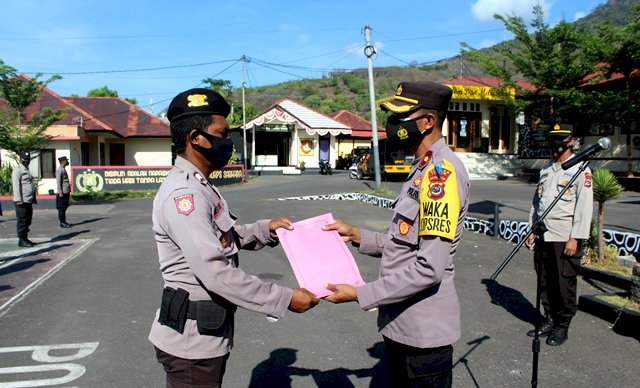 Peduli Personelnya Terkena Musibah Kebakaran, Waka Polres Flotim Serahkan Bantuan