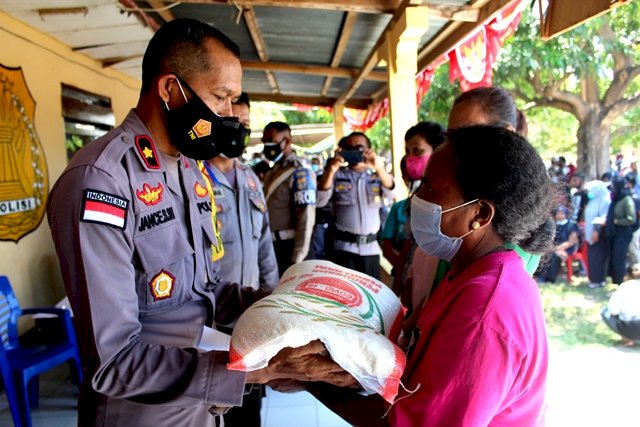 Polres Flotim Berikan Bantuan Sosial Kepada Masyarakat Terdampak Covid-19
