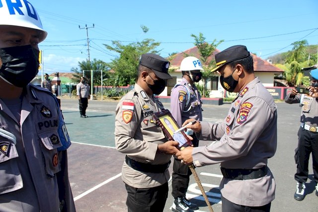 Polres Flotim laksakan Upacara PTDH Kepada Salah Satu Personilnya