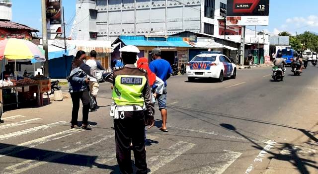 Pelayanan Prima, Sat Lantas Polres Flotim Rutin Giat Gatur Lalin di Pagi Hari
