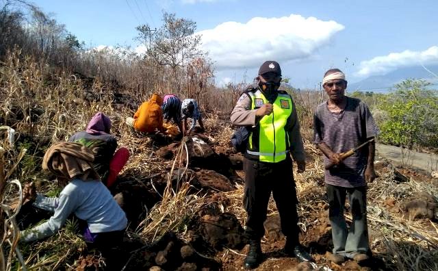 Cegah Karhutla, Bhabinkamtibmas Sambangi Warga Yang Membuka Lahan Perkebunan