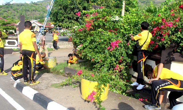Jumat Bersih, Personel Polres Flotim Lakukan Kurvei Diseputaran Mako