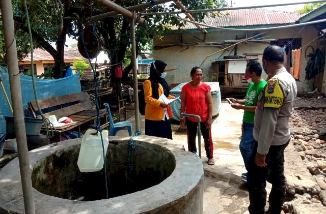 Sinergitas Bhabinkamtibmas Dampingi Nakes Kaporisasi Sumur Warga