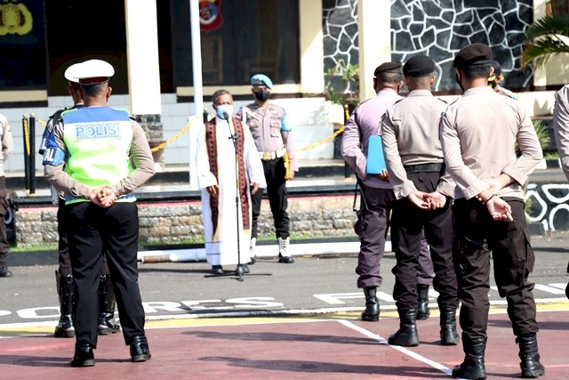 Gelar Binrohtal Bagi Anggotanya, Polres Flotim Hadirkan Romo Edy