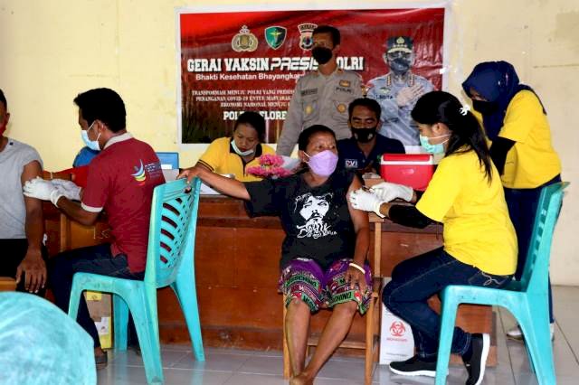 Demi Capai Zona Hijau, Tim Vaksinator Polres Flotim Tetap Semangat Lakukan Vaksinasi