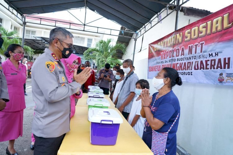 Headline Bantu Masyarakat di Masa Pandemi Covid-19, Kapolda NTT dan Ketua Bhayangkari Daerah NTT Salurkan Bantuan Sosial Kepada Masyarakat di Belu