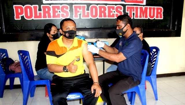 Peduli Kesehatan Personilnya, Kapolres Flotim Ajak Vaksin Booster