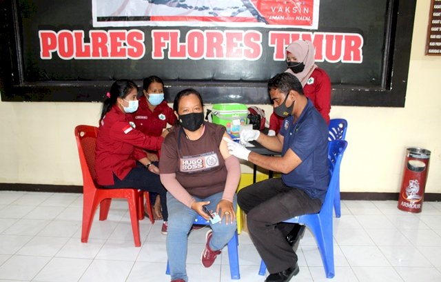 Bertepatan Dihari Pers Nasional, Kontributor Zonalinenews Ikuti Vaksin di Polres Flotim