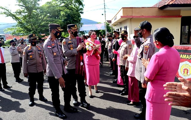 Selamat Datang AKBP I Gede Ngurah Joni Mahardika, S.H, S.I.K, M.H, Bersama Ibu di Polres Flotim