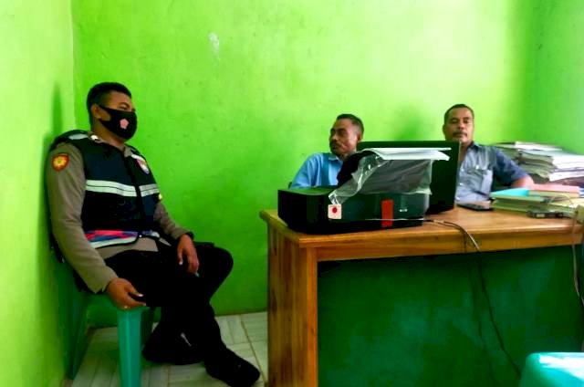 Peduli Curah Hujan Tinggi, Bhabinkamtibmas Briptu Antonius Kelen Sambangi Aparat Desa