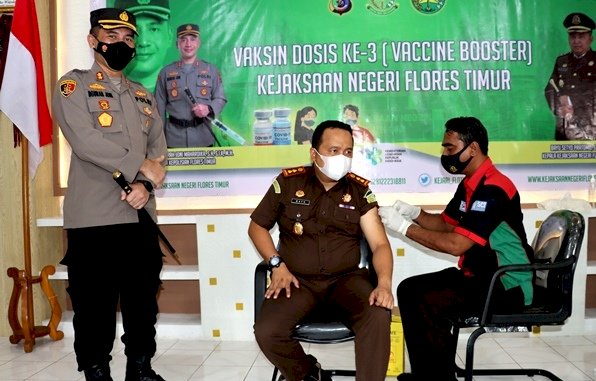 Bersama Kajari, Kapolres Flotim Ajak Masyarakat Untuk Vaksinasi
