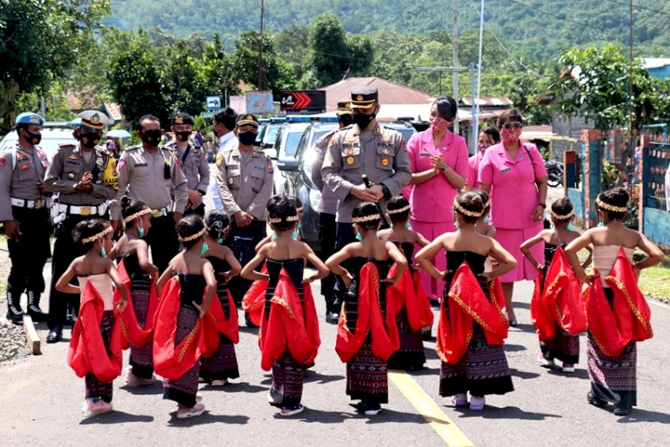 Atraksi Anak TKK Sambut Kedatangan Rombongan Kapolres Flotim di Wulanggitang