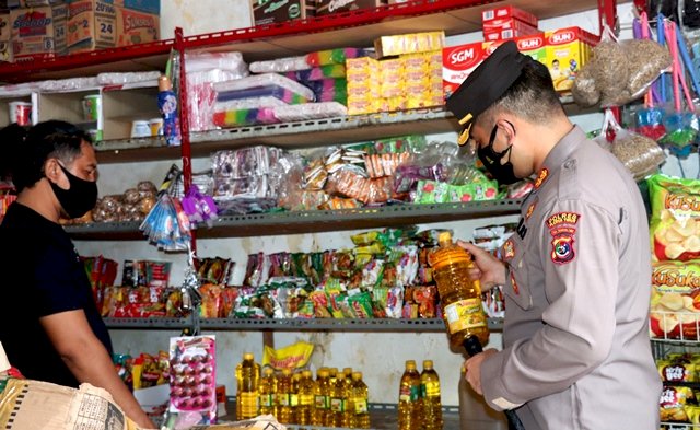 Sikapi Isu Kelangkaan Minyak Goreng, Kapolres Flotim Turun Langsung Kelapangan