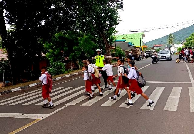 Wujudkan Kamseltibcar Lantas, Sat Lantas Polres Flotim Rutin Gatur Dipagi Harinya
