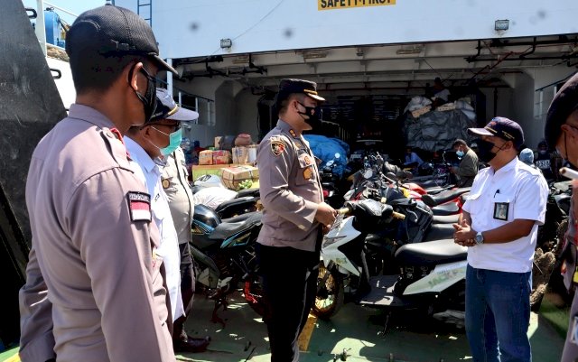 Pantau Muatan dan Kelengkapan Keselamatan Kapal, Kapolres : Keselamatan Itu Yang Utama