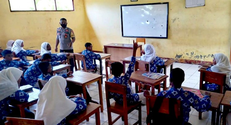 Sambang Sekolah, Bhabinkamtibmas Bripka Gergorius Beri Motivasi Para Siswa