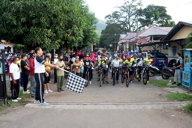 Sangat Antusias,  Ratusan Peserta Jalan Santai dan Fun Bike Ramaikan Hari Bhayangkara ke-76