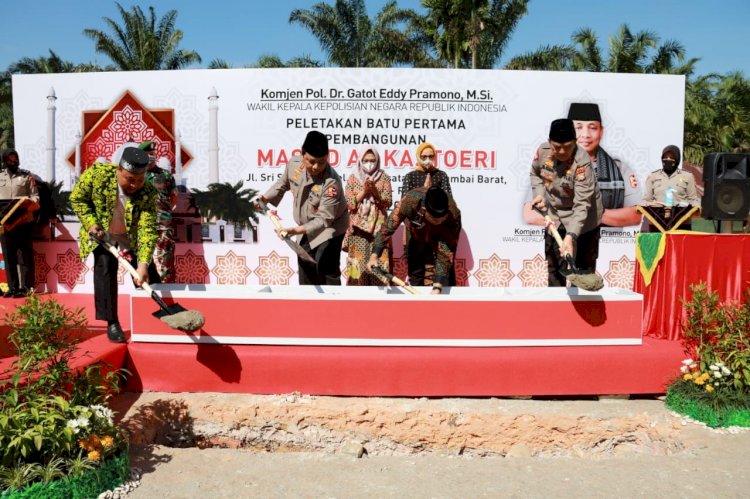 Wakapolri Letakkan Batu Pertama Pembangunan Masjid Al Kostoeri