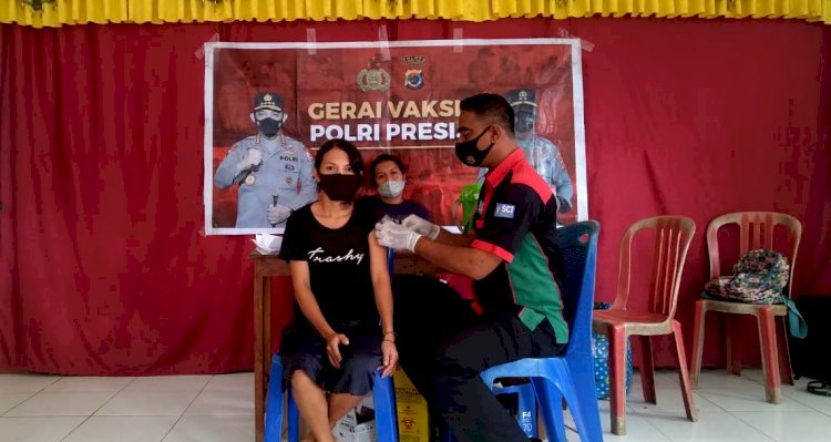 Peringati Hari Bhayangkara Ke-76, Polres Flotim Gelar Vaksinasi di Desa Lewohala
