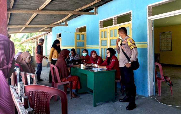 Vaksinasi, Bhabinkamtibmas BRIPKA Yulius Lakukan Pengamanan dan Monitoring