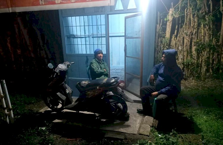 Antisipasi Tindak Kejahatan, Bhabinkamtibas Sambangi Pos Kamling Ditengah Malam