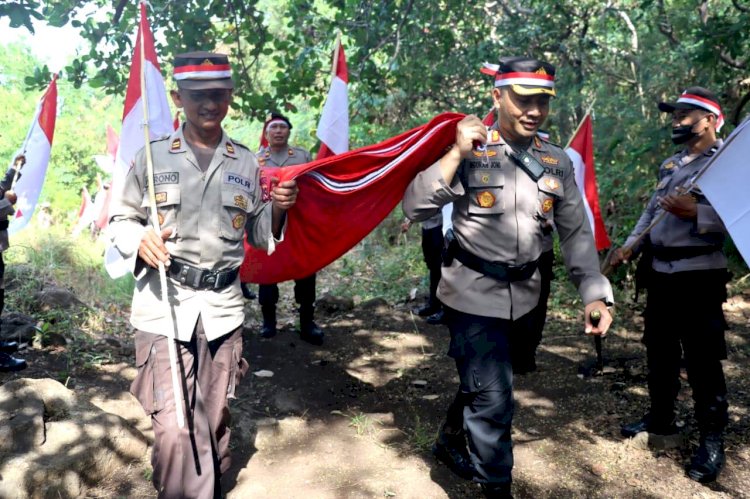 Kibar Bendera Raksasa, Polres Flotim Naik Ke Gunung Ile Mandiri