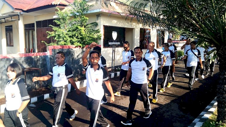 Jaga Kesehatan Personelnya, Polres Flotim Gelar Olah Raga Bersama