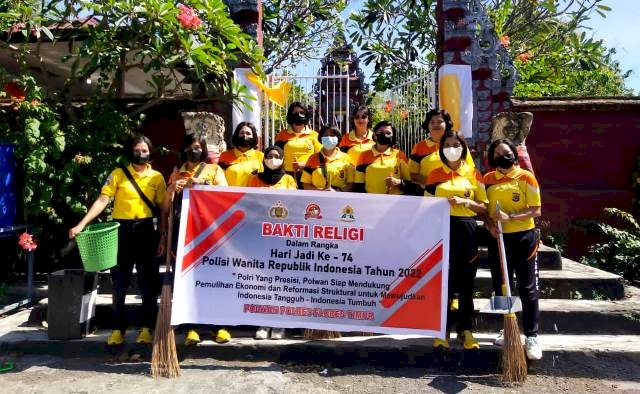 Gelar Bhakti Religi, Polwan Polres Flotim Bersihkan Tempat Ibadah