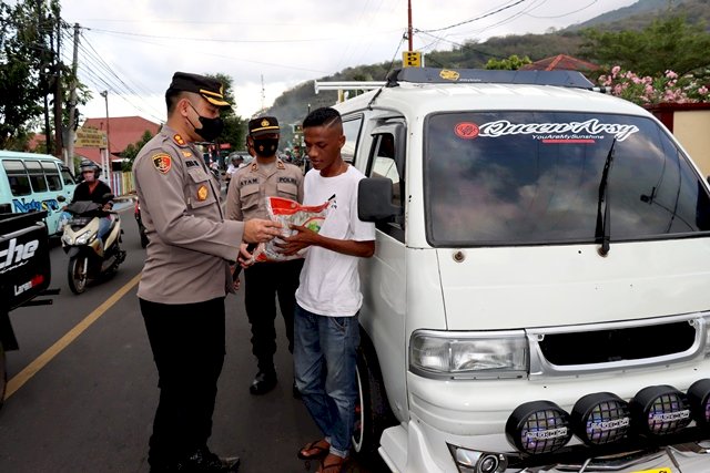 Aksi Peduli Kapolres Flotim Bagikan Sembako Kepada Sopir Angkot Pasca Kenaikan BBM
