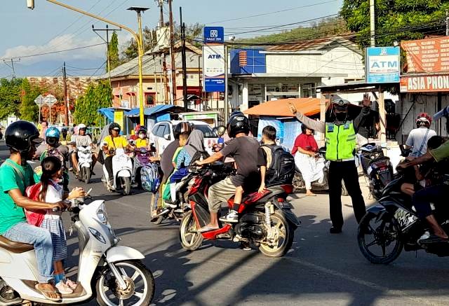 Wujudkan Pelayanan Prima, Sat Lantas Polres Flotim Rutin Gatur Lalin