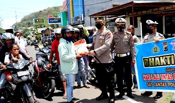 Sambut HUT Lantas ke-67, Satlantas Polres Flotim Bagikan Sembako ke Pengemudi Ojek