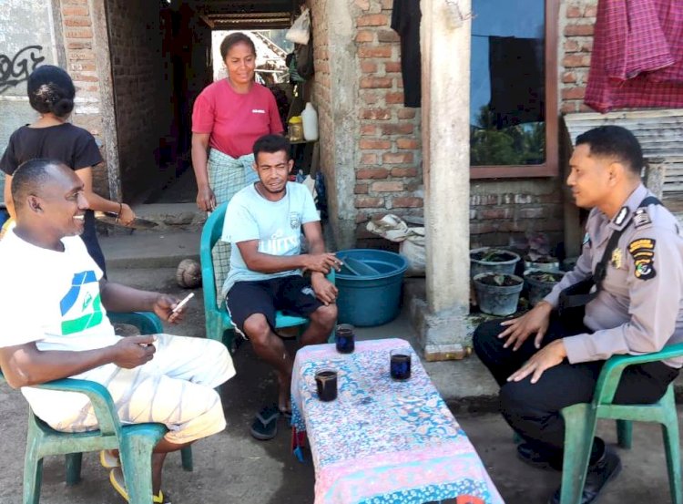 Duduk Santai Bersama Warga Sembari Ngopi