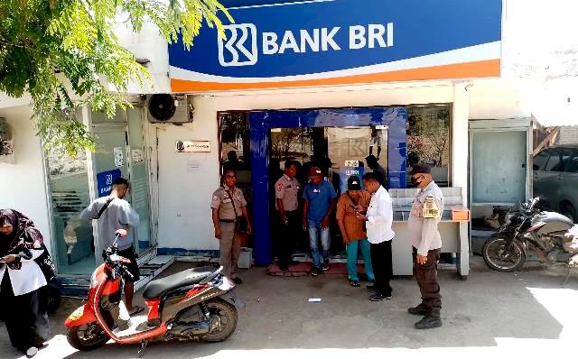 Cegah Gangguan Kamtibmas, Bripka Rofin Sambangi Bank BRI Unit Cendana Solor