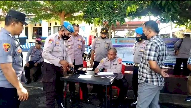 Antisipasi Penyalahgunaan, Propam Polres Flotim Periksa Senpi Personelnya