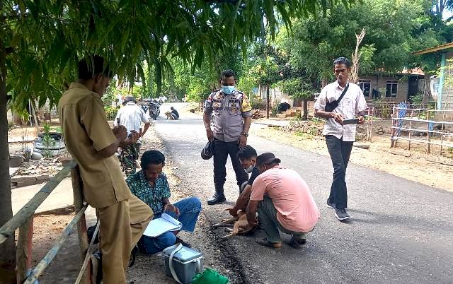 Cegah Rabies, Bhabinkamtibmas Dampingi Tim Lakukan Vaksinasi Hewan Peliharaan