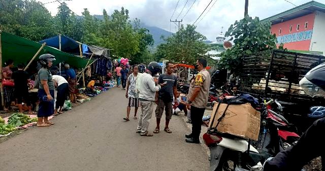 Jamin Tetap Kondusif, Bhabinkamtibmas Agustinus Fay Rutin Patroli Pasar