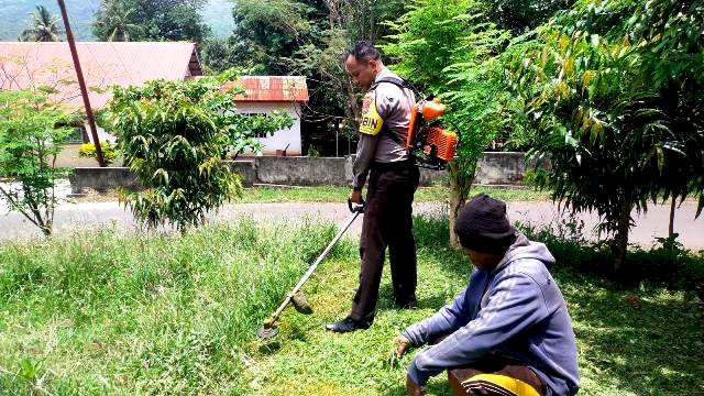 Tak Peduli Seragamnya Kotor, Bhabin Ini Tetap Bantu Bersihkan