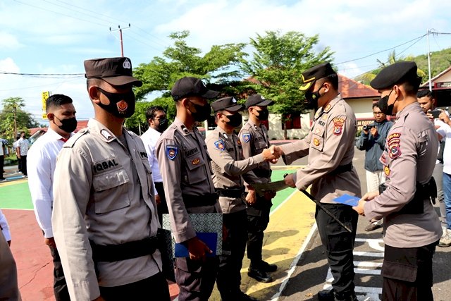 Kapolres Flotim Kembali Berikan Penghargaan Kepada Personelnya Yang Berprestasi