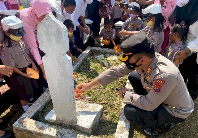 Polri Peduli Generasi Bangsa, Kapolres Flotim bersama siswa TKK Ziarah ke TMP