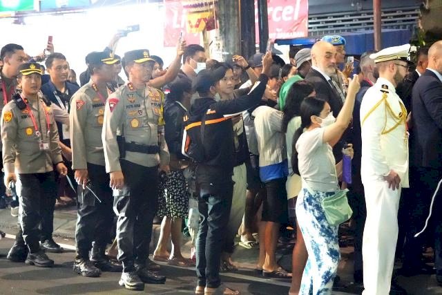 Kapolda Bali Terjun Langsung Kawal Pengamanan Presiden Prancis yang Jalan Kaki 2 Kilometer