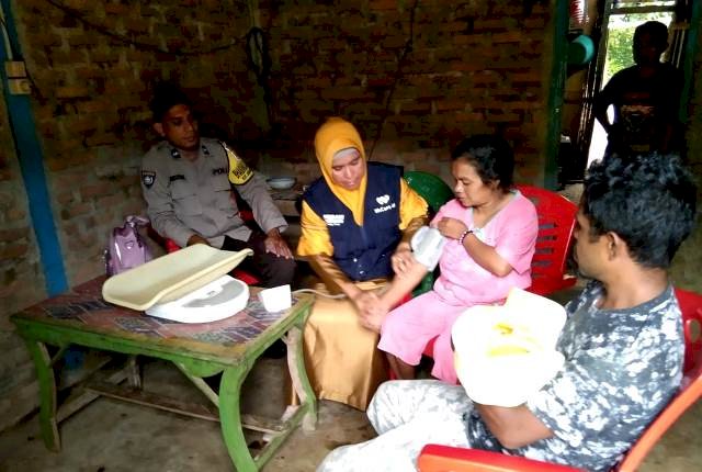 Jamin Kenyamanan, Bhabinkamtibmas Aipda Syamsul Rizal Dampingi Petugas Kesehatan