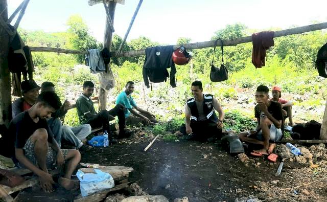 Kawal Program Pemerintah, Bhabinkamtibmas Pantau Pembersihan Lahan untuk Tanam Jambu Mete