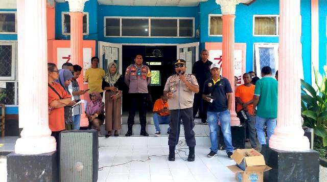Pastikan Aman, Kapolsek Adotim Turun Langsung Pantau Pembagian BLT di Kecamatan ile Boleng