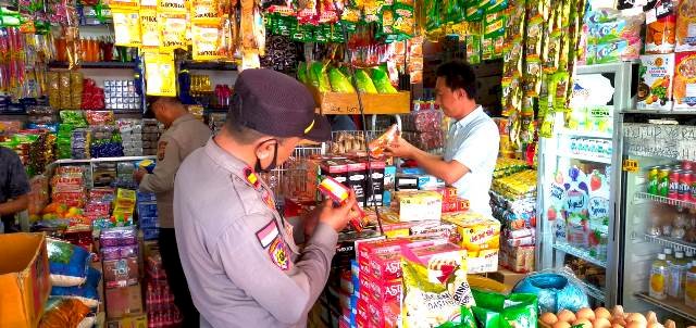 Operasi Pekat, Polres Flotim Lakukan Razia Barang Kadaluarsa