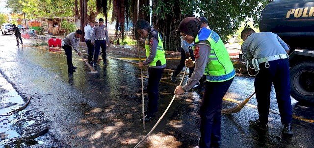 Peduli Keselamatan, Personel Sat Lantas Polres Flotim Secara Spontanitas Bersihkan Jalan Licin